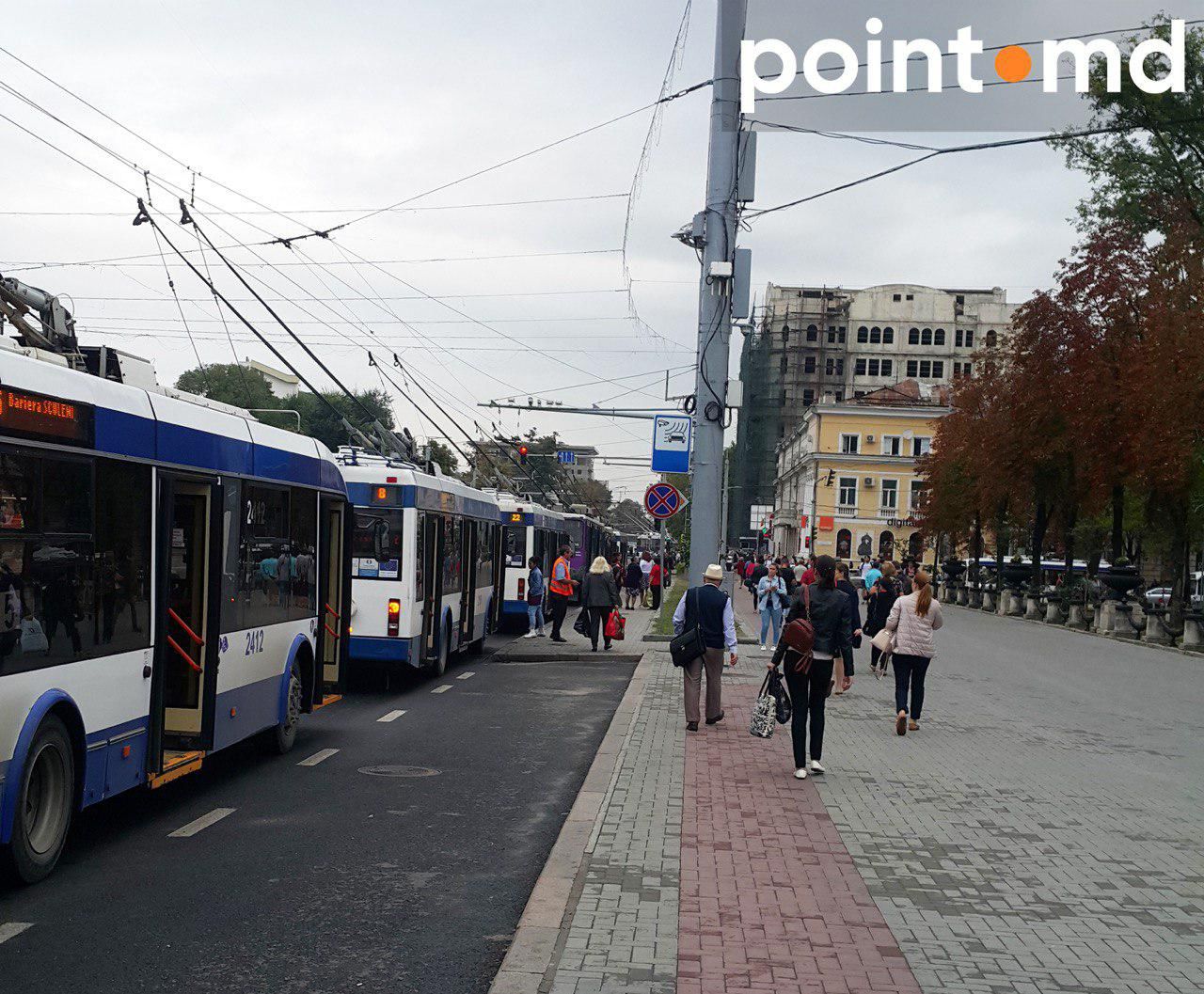 Десятки троллейбусов были заблокированы в центре столицы