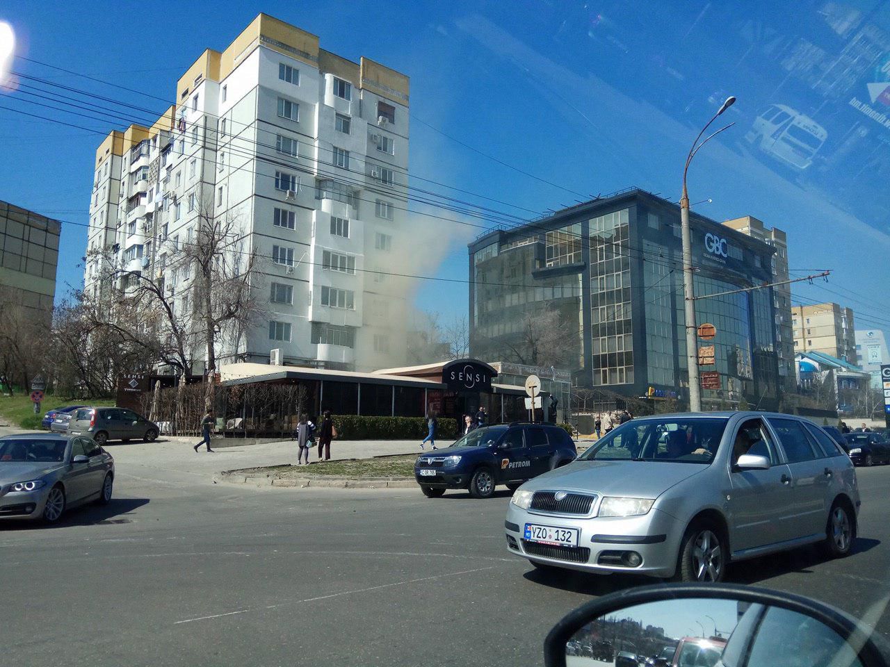 На бульваре Кантемира рядом с жилым домом произошел пожар