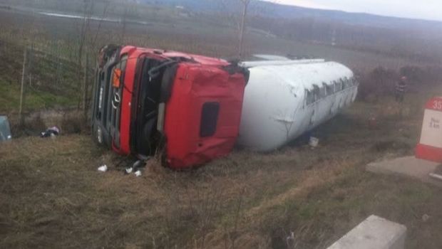 O cisternă din Republica Moldova, cu 32 de tone de motorină, s-a răsturnat în România