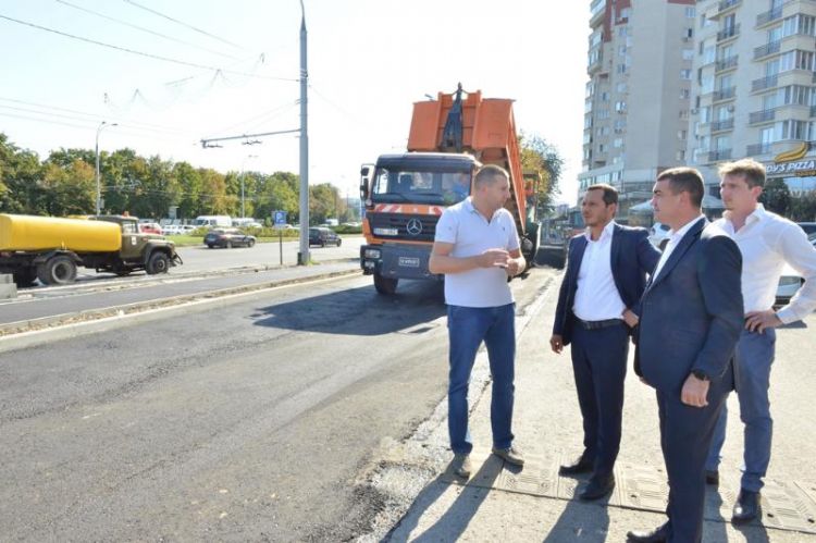 Столичную улицу Букурешть расширили дополнительной полосой