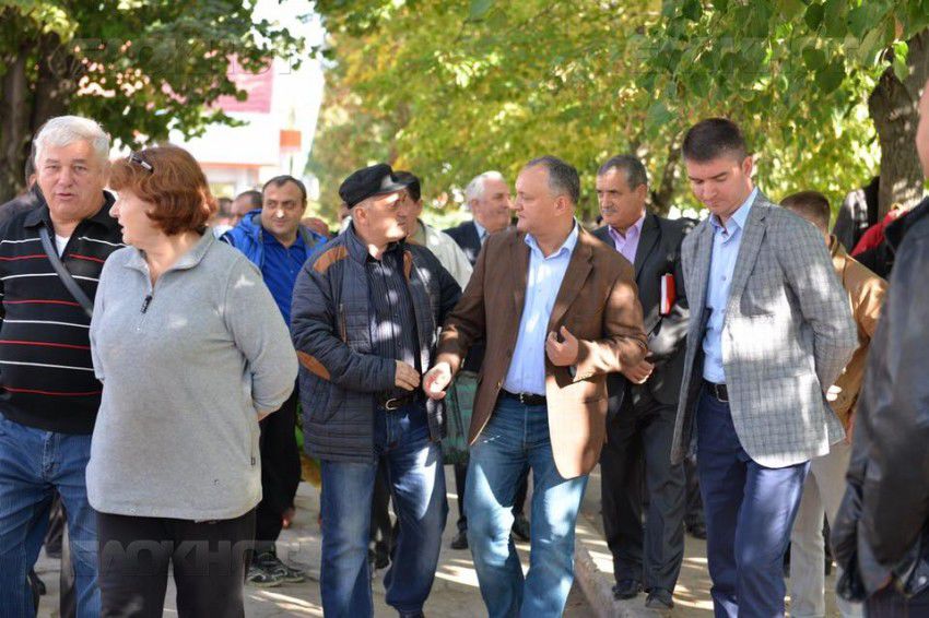 В первый день избирательной кампании Игорь Додон пообщался с посетителями рынка в Резине