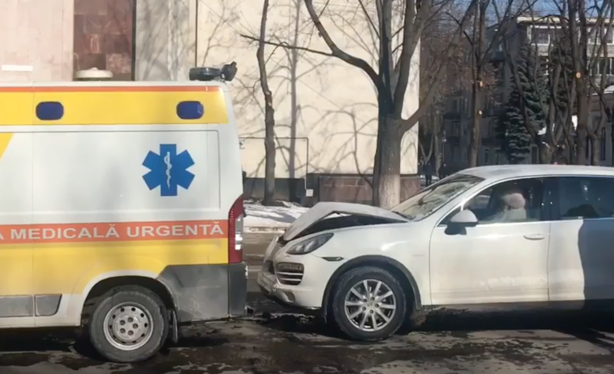 В Кишиневе Porsche столкнулся со “скорой помощью”