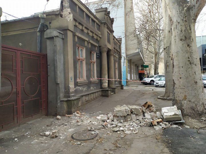 Разгул стихии: ветер валит деревья с корнем и срывает крыши и обшивку зданий