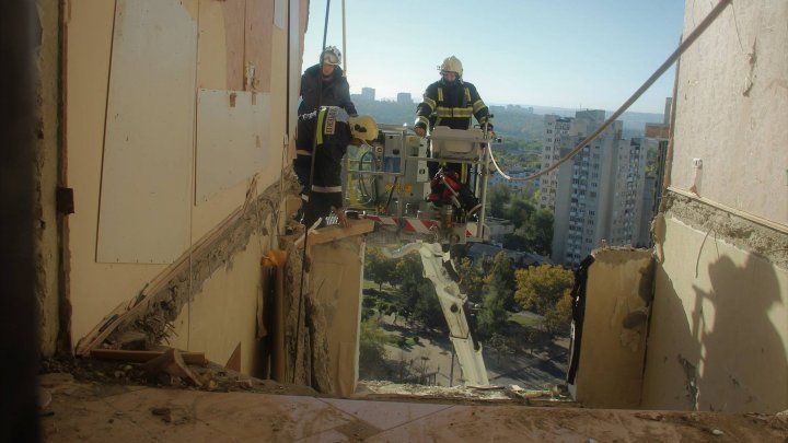 Взрыв на Рышкановке: спасатели не могут извлечь тела жертв из-за опасности разрушения