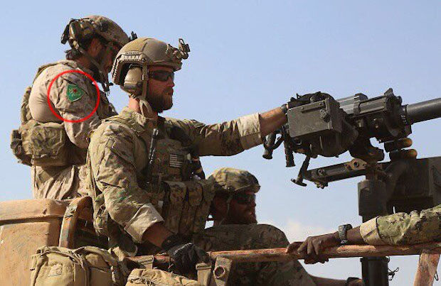 Турция обвинила США в двуличии из-за фото американского военного с шевроном курдов