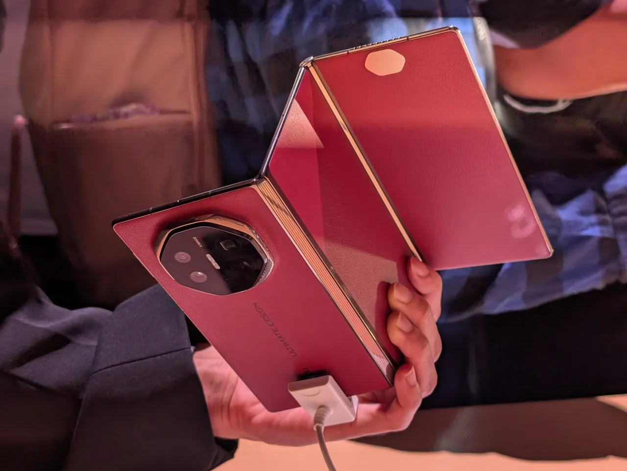 Huawei a prezentat o nouă versiune a smartphone-ului său pliabil cu ecran triplu, Mate XT