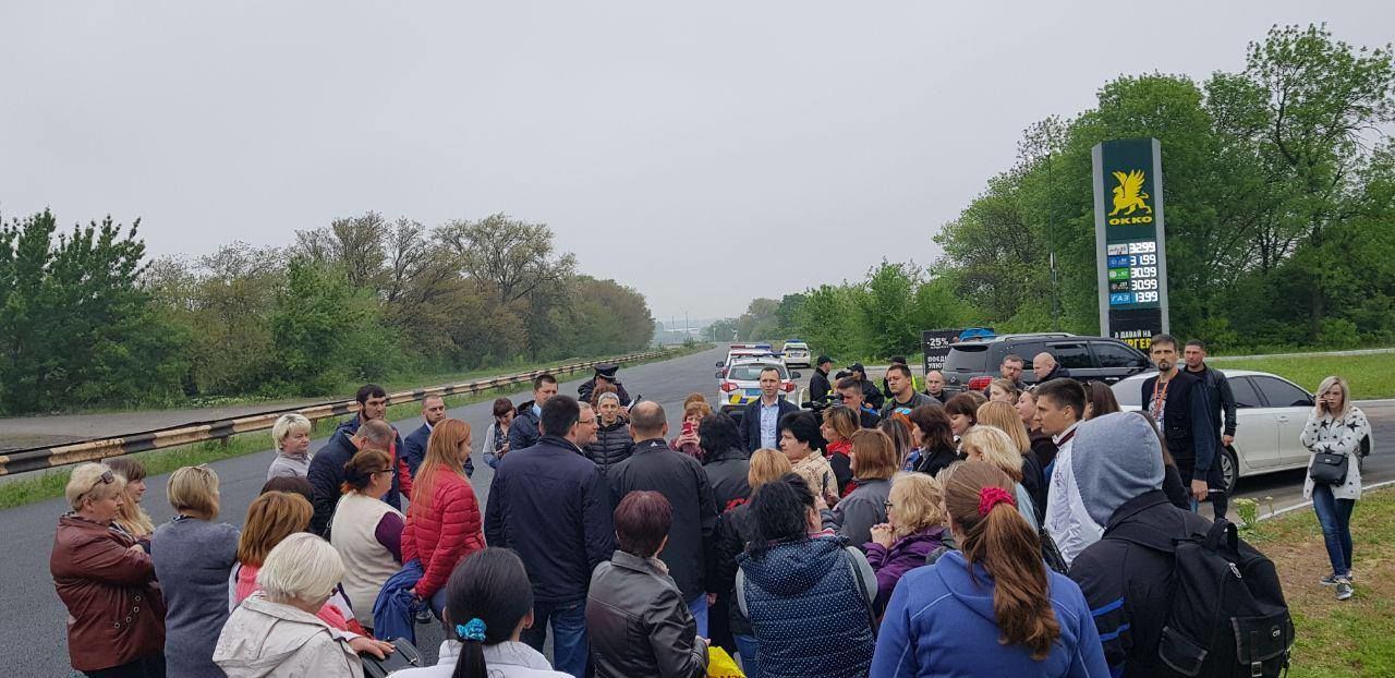 На Украине закидали камнями автобус с участниками акции, посвящённой 9 Мая