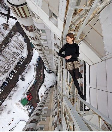 Русская девушка делает самые опасные селфи в мире