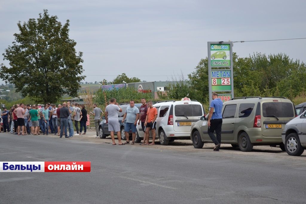 В Бельцах водители такси вышли на забастовку