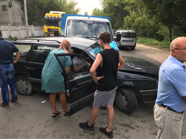 Автоледи оказалась заблокированной в покореженном авто после столкновения с грузовиком