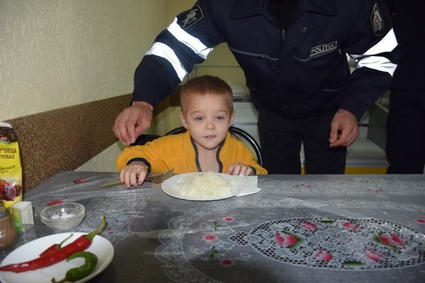 Un copil, îmbrăcat și hrănit de polițiștii din Bălți. A fost găsit în această dimineață fără părinți