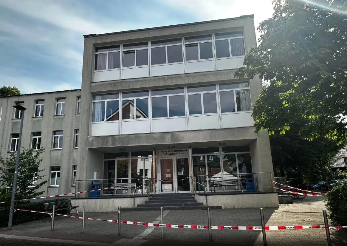 В Германии задержали двух мужчин, которые напали с ножом на 67-летнего учителя