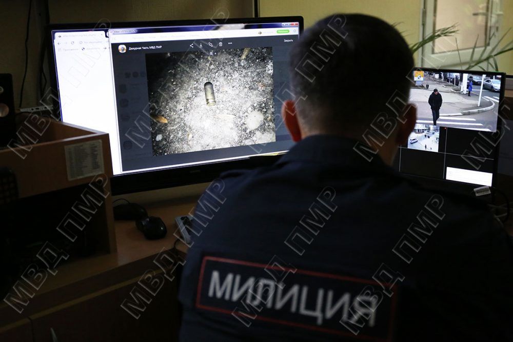 В Тирасполе мужчина учил сына стрелять из пистолета в парке