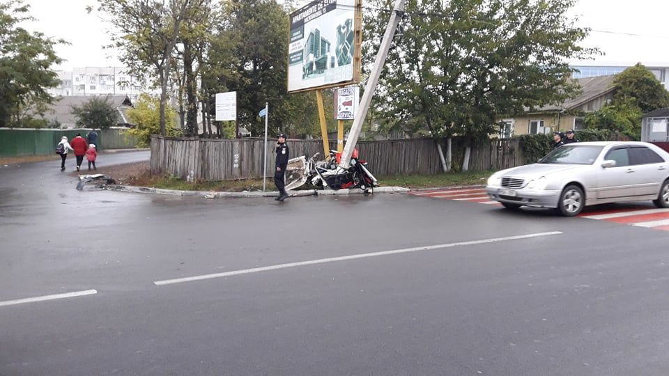 В Кагуле автомобиль разорвало на две части после столкновения со столбом