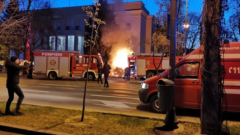 В Румынии автомобиль врезался в забор посольства России: водитель погиб