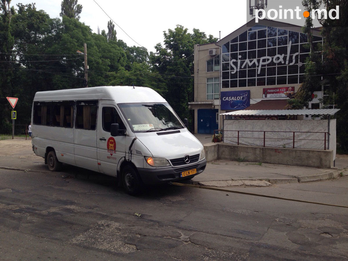 В результате ДТП на Буюканах перевернулся микроавтобус