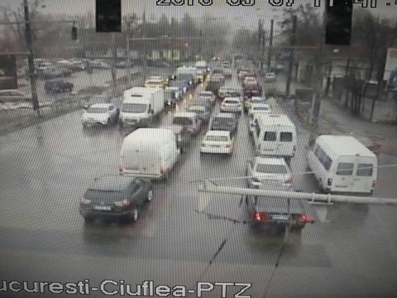 Служба InfoTrafic сообщила о пробках на шести улицах столицы