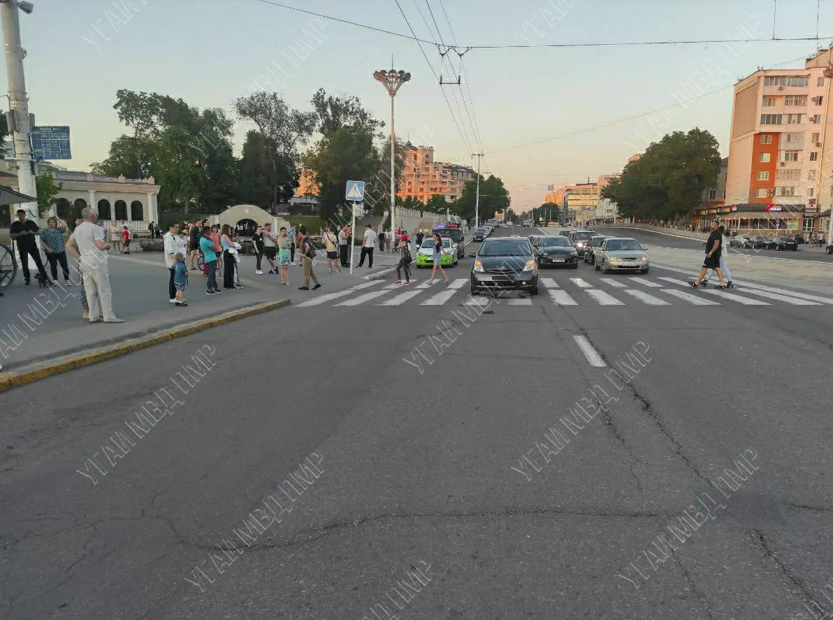 В Тирасполе такси сбило девушку на электросамокате