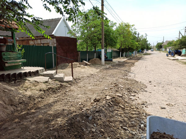 Тротуар из бетонных плит обустроили в Казаклии силами жителей и примэрии