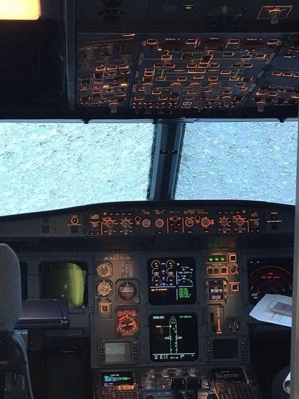 Ciuruit de grindină: Un avion a aterizat de urgenţă la Istanbul. Imagini de la bord