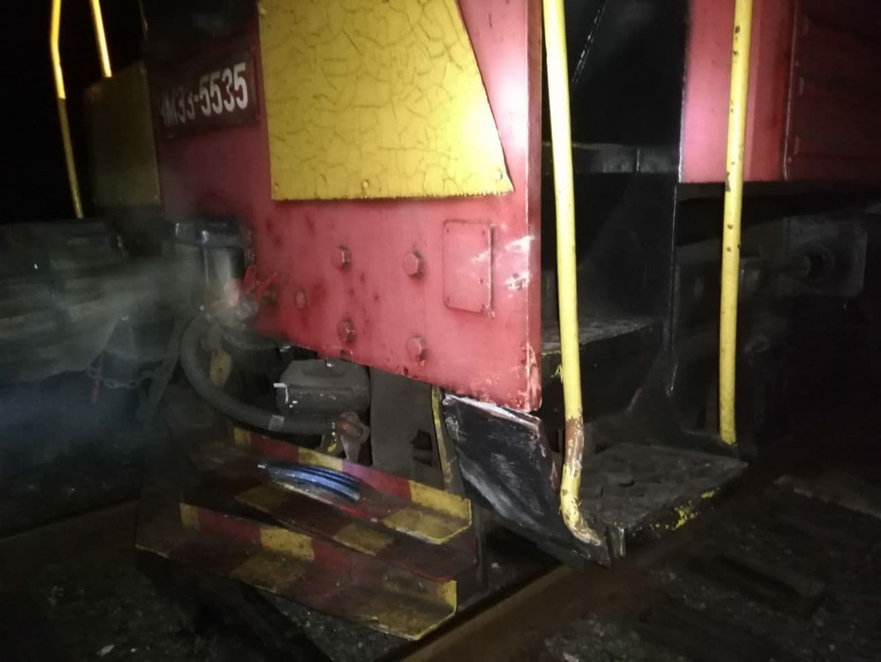 В Меренах поезд врезался в автомобиль, пострадала женщина