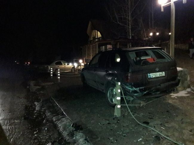 La intrare Coloniţa o maşină a lovit violent două atomobile parcate