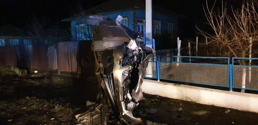 В Дрокии пьяный водитель превратил авто в груду металла, врезавшись в столб