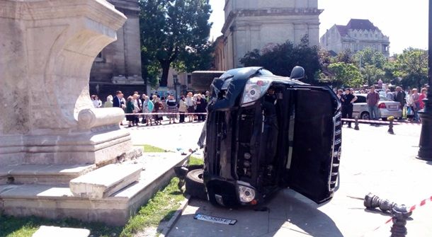 В центре Львова джип врезался в толпу, есть жертвы