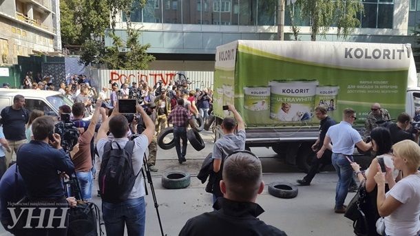 Под здание студии "Интер" в Киеве националисты привезли шины