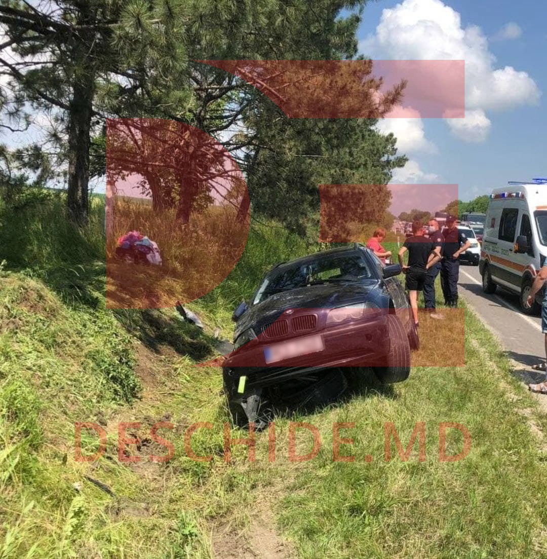 В Сынжерее BMW слетел в кювет из-за поврежденной шины