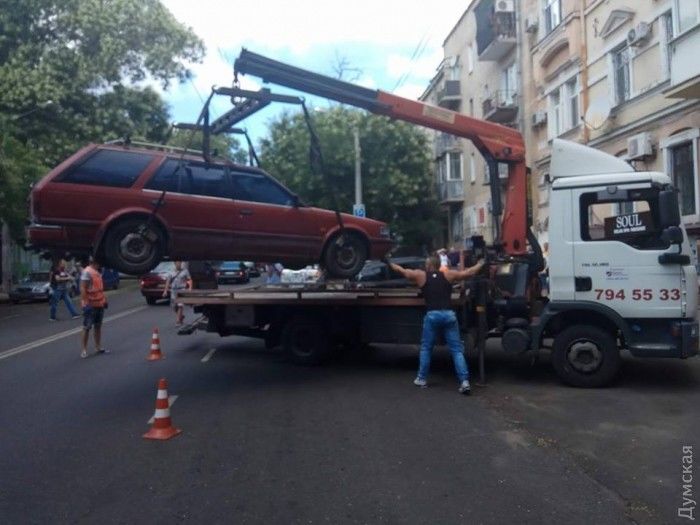 В центре Одессы две машины упали в мегапровал