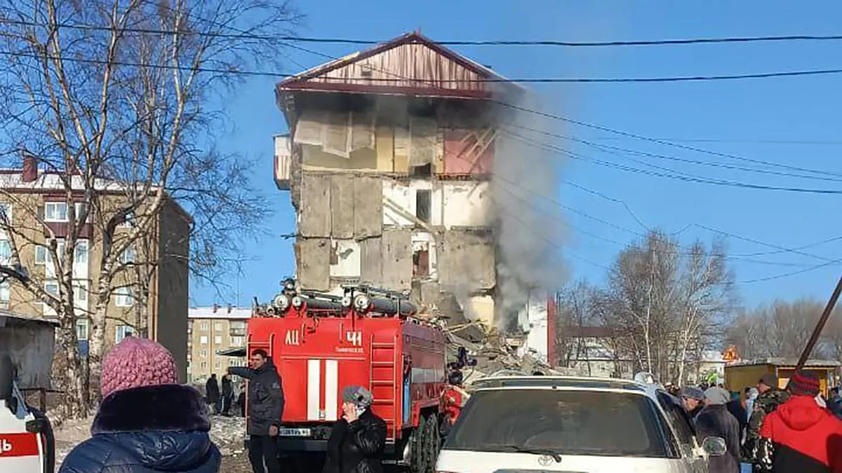 На Сахалине из-за взрыва газа обрушился подъезд дома: погибли 9 человек