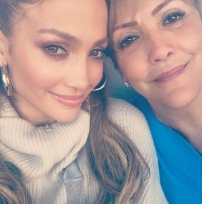 Cum arată mama lui Jennifer Lopez. Artista i-a moştenit frumuseţea