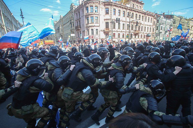 Демонстрантов в Петербурге задерживали под крики «Позор!»