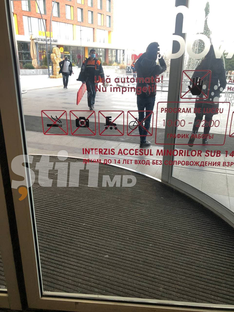 В столичном торговом центре подросток упал с высоты