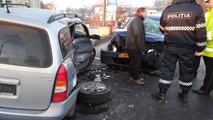 Accident matinal pe podul Ismail. O maşină a ajuns pe contrasens şi a intrat frontal în alta