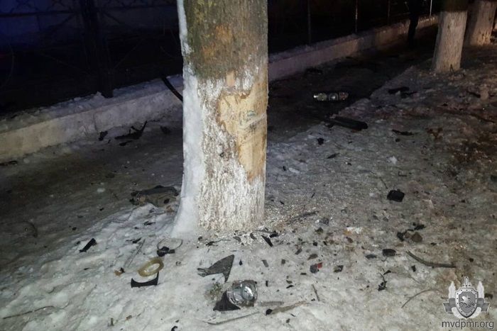 В Тирасполе водитель врезался в дерево и столкнулся с грузовиком