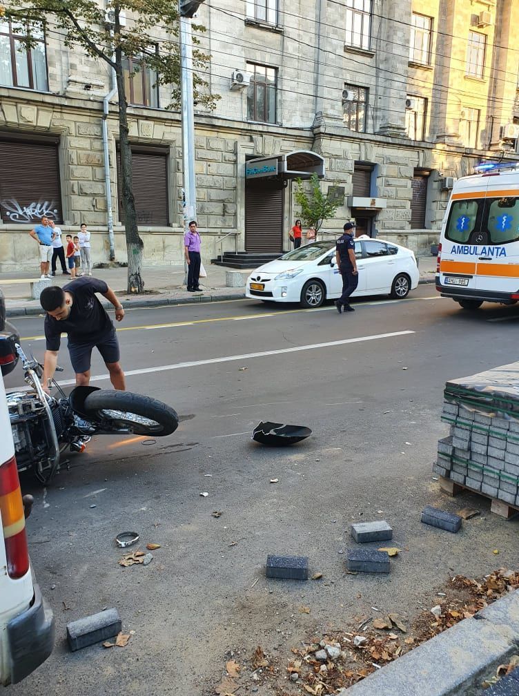 В столице произошло ДТП: пострадал мотоциклист