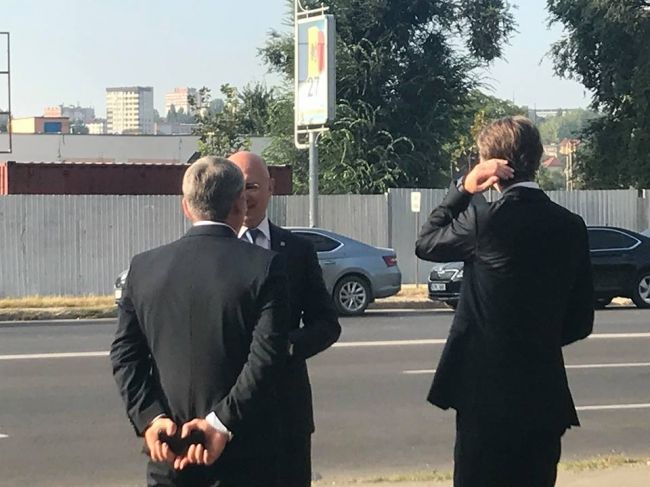Игорь Додон, Павел Филип и Андриан Канду возложили цветы к памятнику "Скорбящей матери"