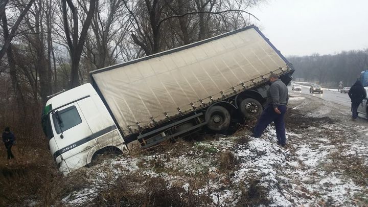 Accident pe traseul Chişinău - Anenii Noi. Un camion s-a răsturnat