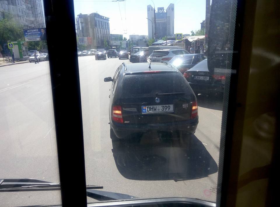 Наглый водитель заблокировал движение транспорта в Кишиневе