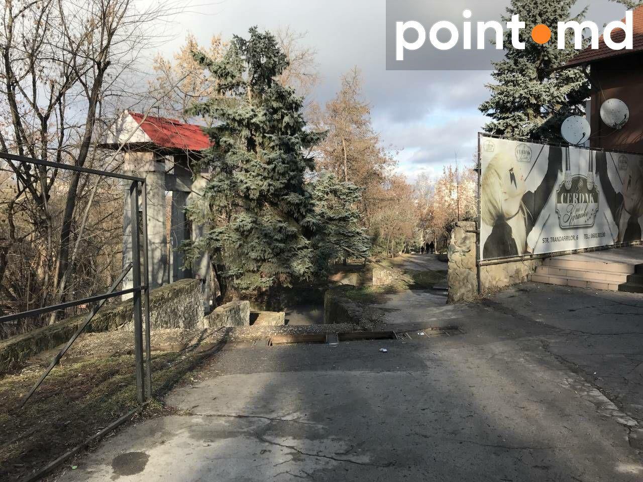 Снятые решетки от ливневых канализаций в "Долине Роз" создают опасность для детей
