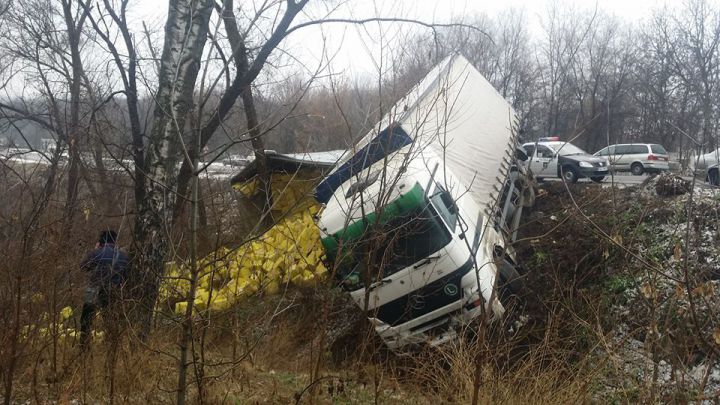 Accident pe traseul Chişinău - Anenii Noi. Un camion s-a răsturnat
