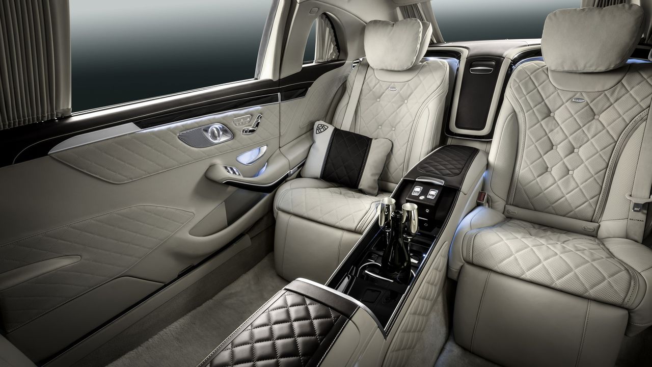 Mercedes-Maybach S-Class научили проецировать картинки на дорогу