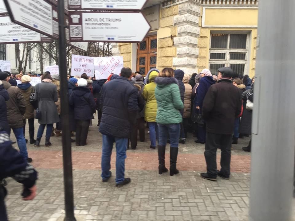 Сотрудники "Moldpresa" перед примэрией: Не лишайте нас работы