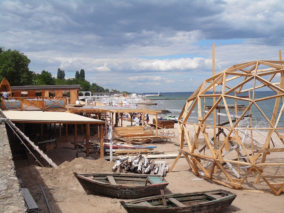 Пляжный скандал в Одессе: вместо песка – доски