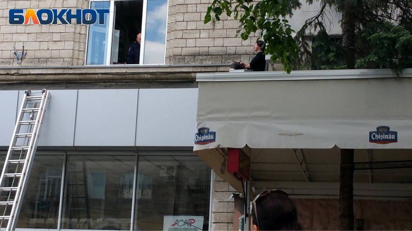 В центре Кишинева пришлось снимать с крыши неадекватную женщину