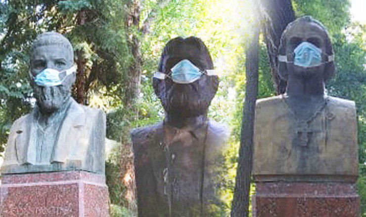 Неприятный запах в столице: на лица памятников писателям надели маски