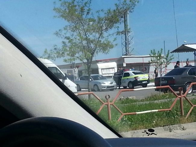 Peste 25 de rute de microbuz, parcate in fata unui mall din capitala