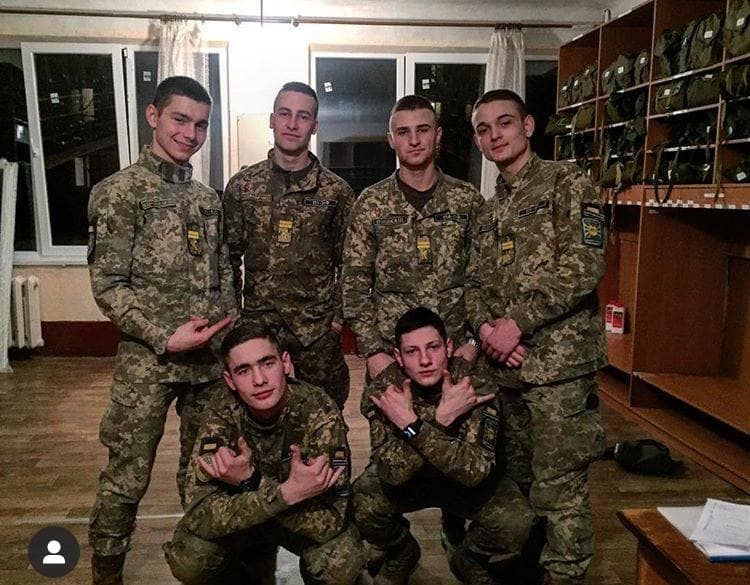 Родные и друзья размещают в Сети фотографии погибших в авиакатастрофе ребят